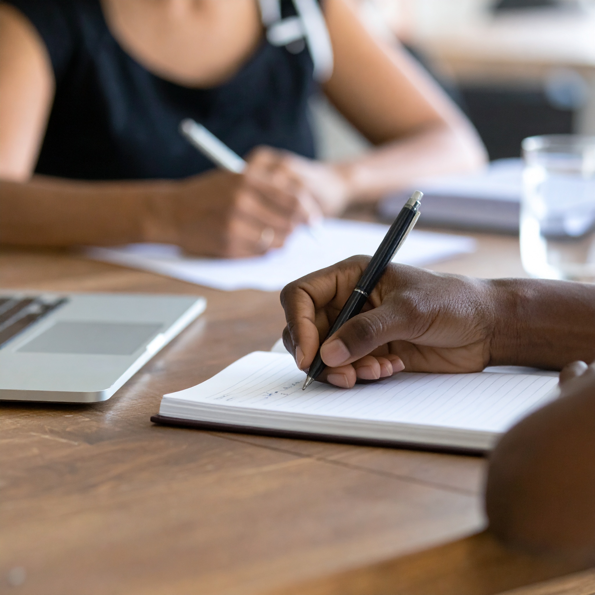 Firefly_Generate_a_photo_with_a_shallow_depth_of_field_capturing_a_collaborative_work_sessio_268779